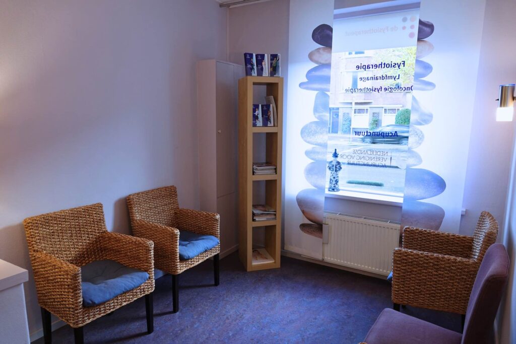 De wachtkamer voor fysiotherapie en acupunctuur in het Laakkwartier Den Haag